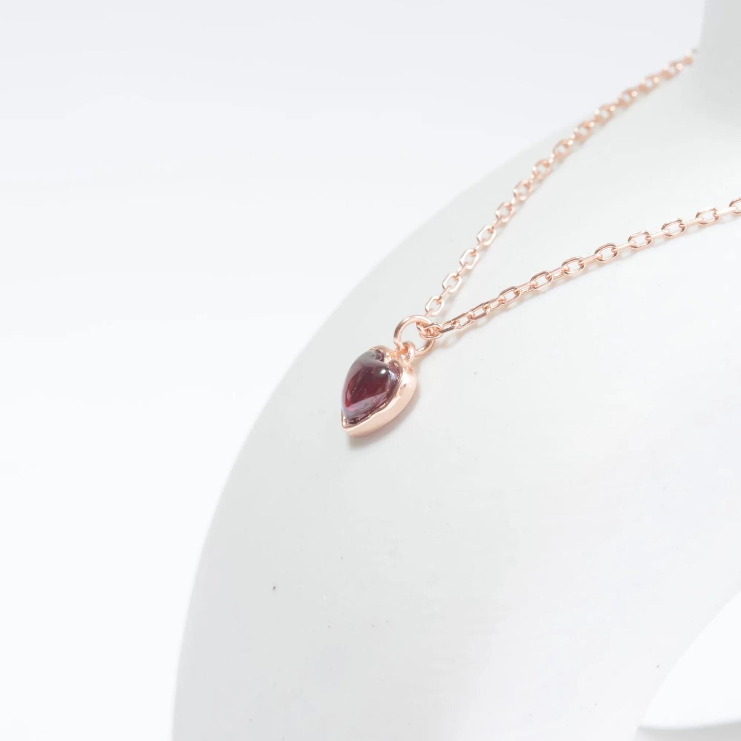 Corazón Garnet Heart Pendant - 925 Sterling Silver - Adjustable Chain